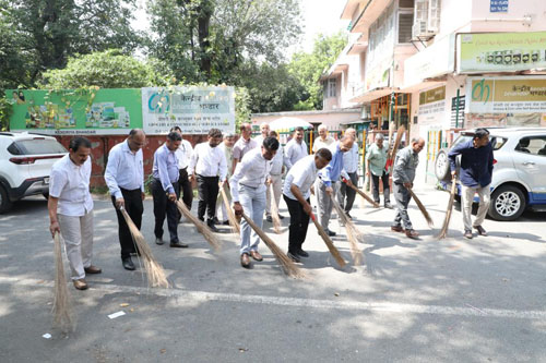 'Swachha Bharat' conducted by Kendriya Bhandar officers and employees at various Kendriya Bhandar Stores on 01st  October 2023