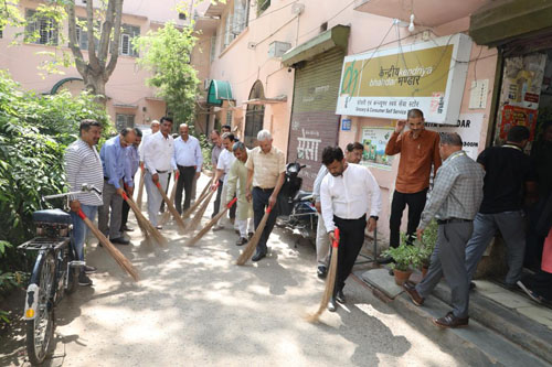 'Swachha Bharat' conducted by Kendriya Bhandar officers and employees at various Kendriya Bhandar Stores on 01st  October 2023