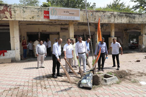 'Swachha Bharat' conducted by Kendriya Bhandar officers and employees at various Kendriya Bhandar Stores on 01st  October 2023