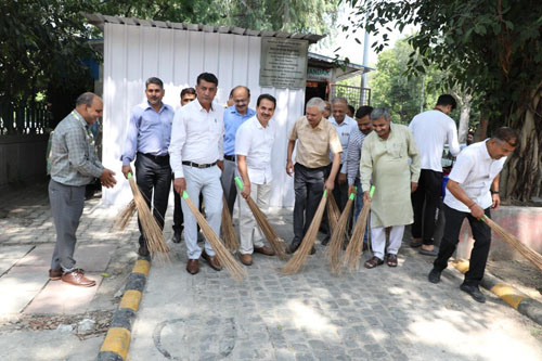 'Swachha Bharat' conducted by Kendriya Bhandar officers and employees at various Kendriya Bhandar Stores on 01st  October 2023